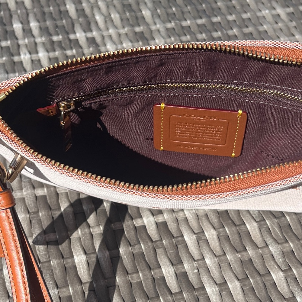 COACH Turnlock Pouch 26 With Horse And Carriage NWOT - Picture 7 of 8